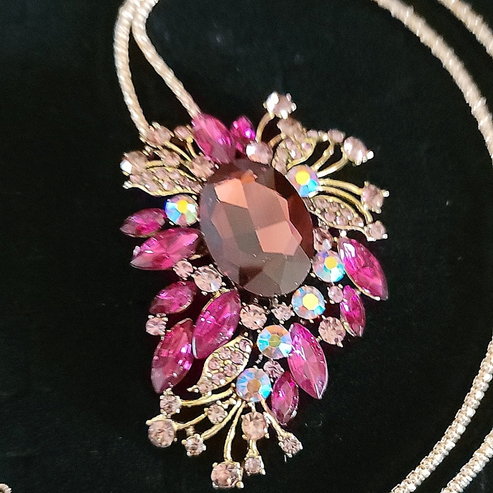 NWT Crystal flower statement necklace by Betsey Johnson - Picture 3 of 5